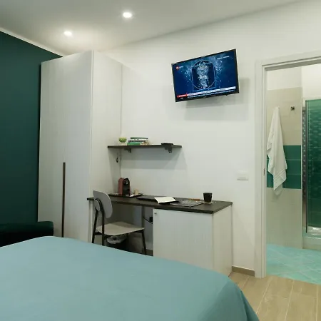 לינה וארוחת בוקר Casa Memi 4*